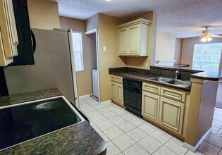 Beautiful 3 bdrm 2 bath botom floor condo available now!, Unit 103 in Casselberry, FL - Building Photo - Building Photo
