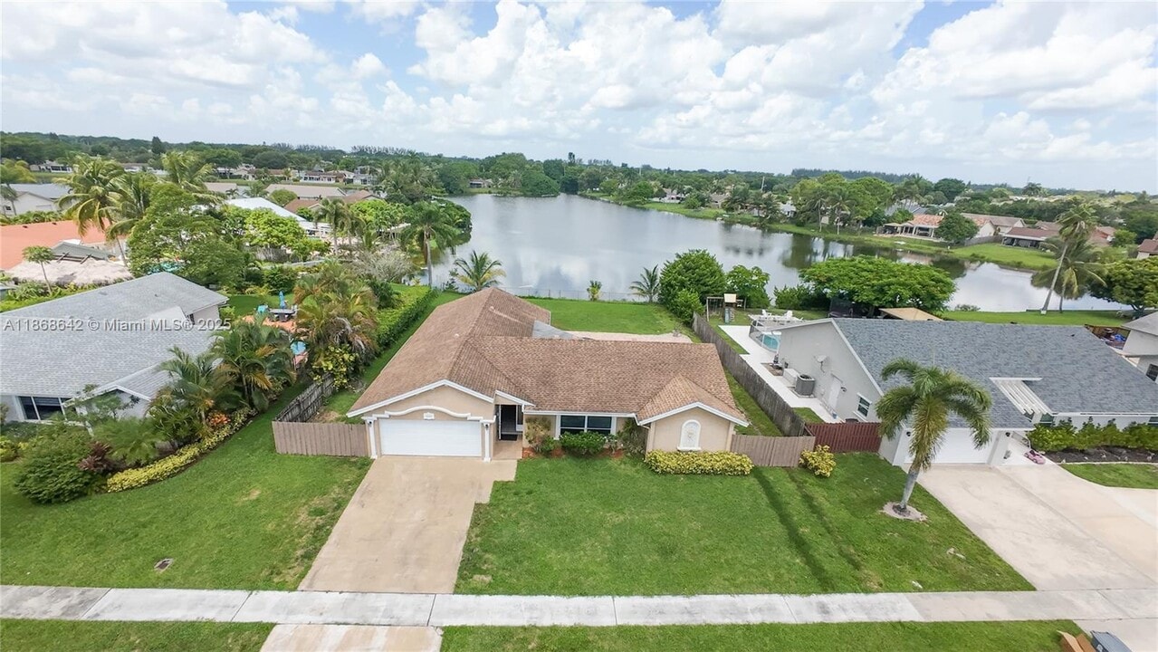 19509 Hampton Dr in Boca Raton, FL - Building Photo