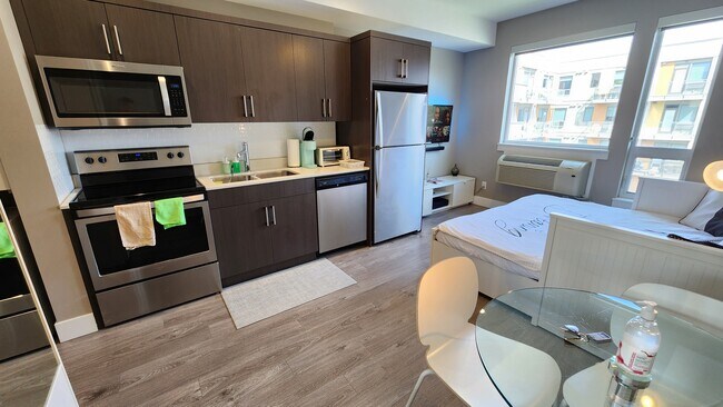 925 Leon Ave in Kelowna, BC - Building Photo - Building Photo