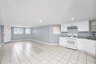 3353 W Evergreen Ave in Chicago, IL - Building Photo - Building Photo