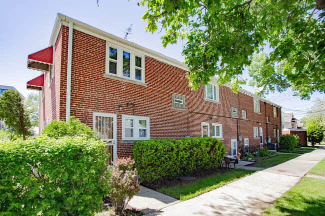 330 Higgins Rd in Park Ridge, IL - Building Photo - Building Photo