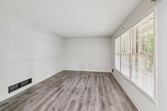 2600 Lantern Ln in College Park, GA - Building Photo - Building Photo