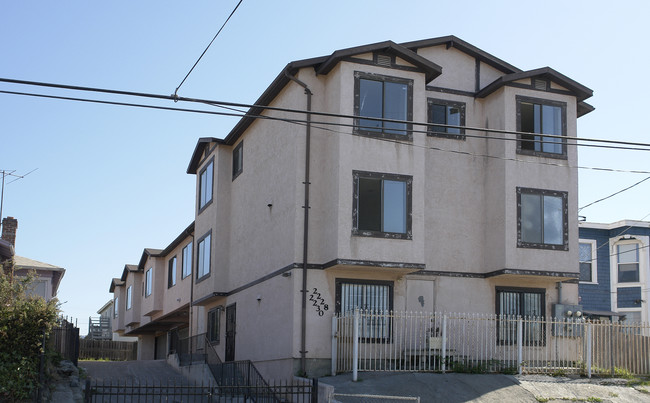 Multi-Family in Oakland, CA - Building Photo - Building Photo