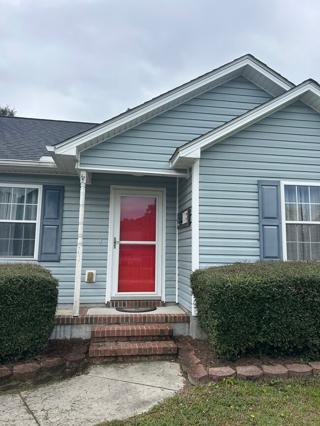 147 Lawndale Ln in Sneads Ferry, NC - Foto de edificio - Building Photo