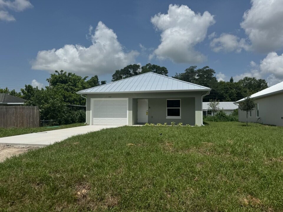 1355 24th Ave SW in Vero Beach, FL - Building Photo