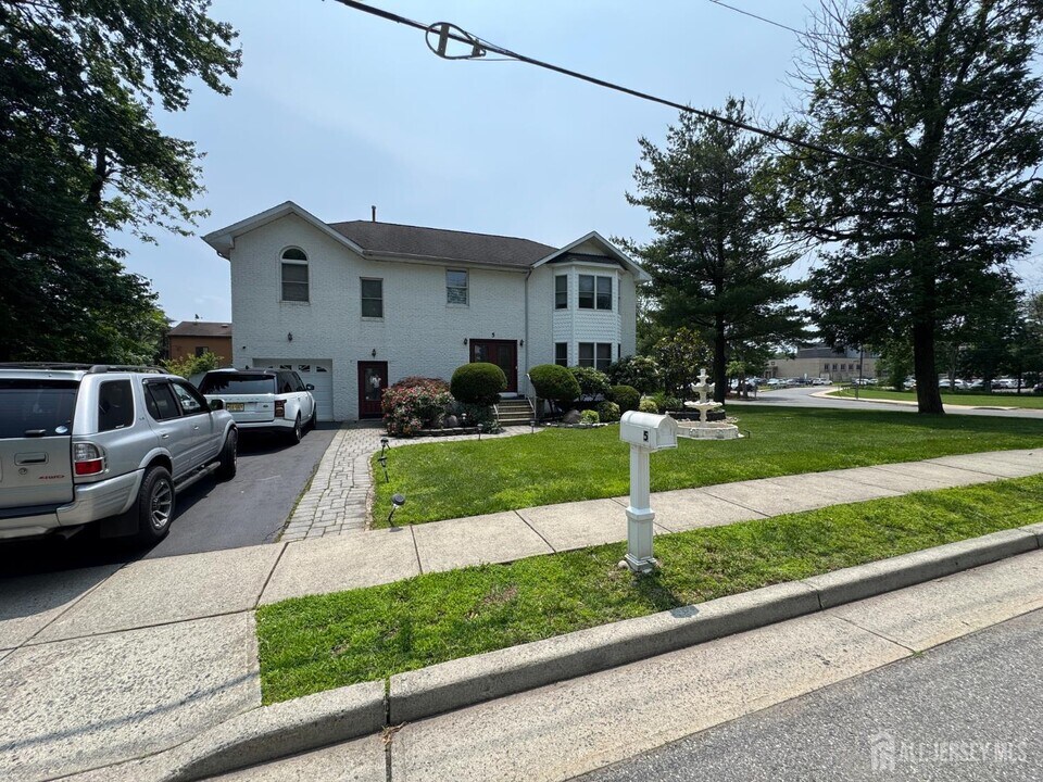 5 Hollywood St in Edison, NJ - Building Photo