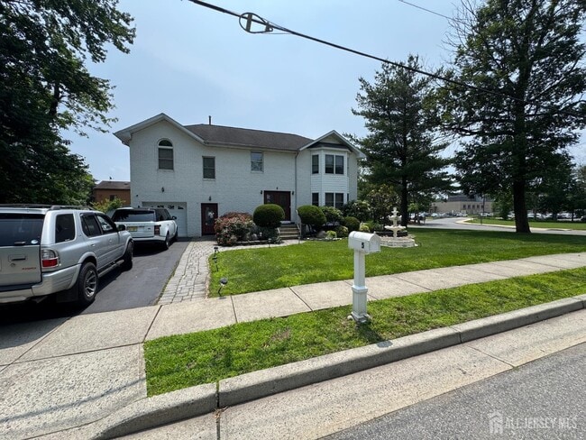 property at 5 Hollywood St