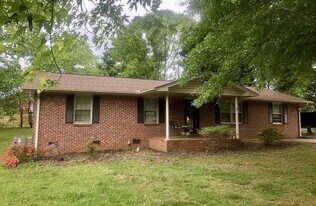 105 Laurel Dr in Pendleton, SC - Building Photo