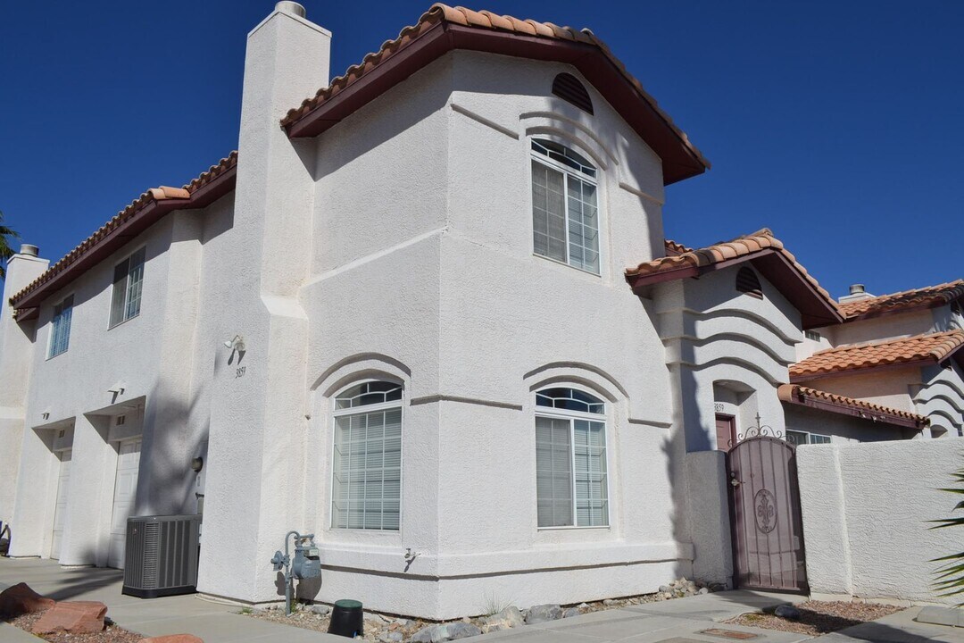 3859 Starfield Ln in Las Vegas, NV - Building Photo
