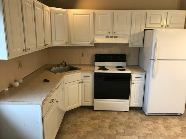 906 Skyside Dr in Clinton, OH - Building Photo - Building Photo