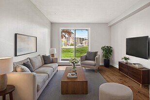 Elgin in Kingston, ON - Building Photo