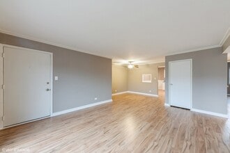 9423 Bay Colony Dr in Des Plaines, IL - Building Photo - Building Photo