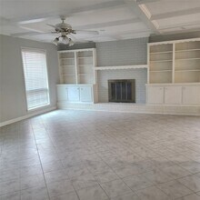 1006 Walnut Bend Ln in Houston, TX - Foto de edificio - Building Photo