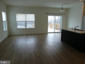 860 Champions Dr in Drums, PA - Foto de edificio - Building Photo