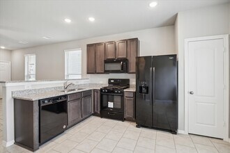 25830 Northpark Pine Dr in Porter, TX - Building Photo - Building Photo