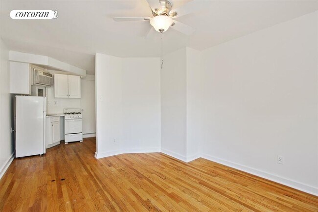 58 Perry St in New York, NY - Building Photo - Building Photo