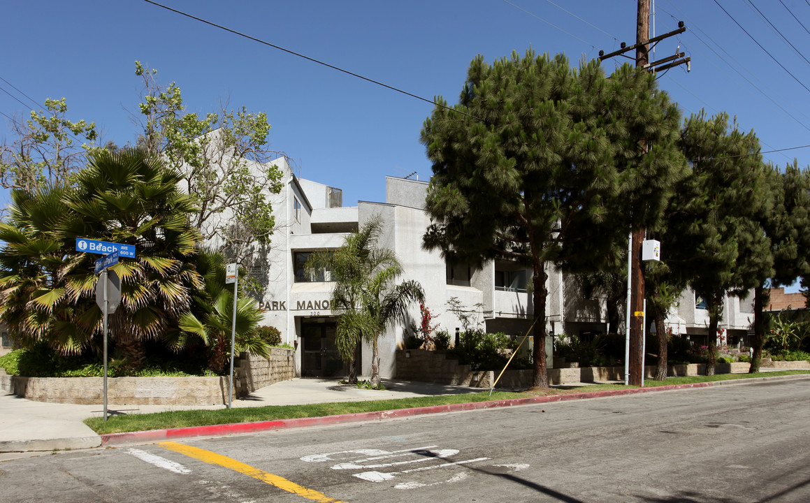 Hyde Park Manor in Inglewood, CA - Building Photo