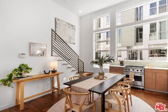 4151 Redwood Ave in Los Angeles, CA - Building Photo - Building Photo