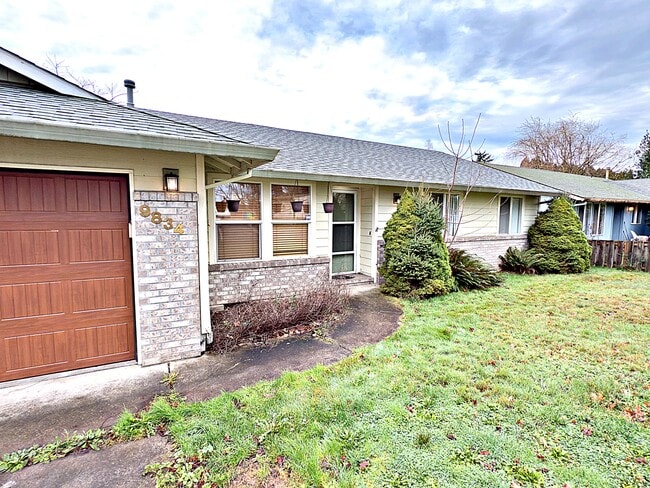 9834 SE Clinton St in Portland, OR - Building Photo - Building Photo