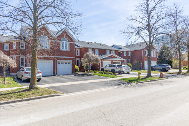 50 Brownstone Cir in Thornhill, ON - Building Photo - Building Photo