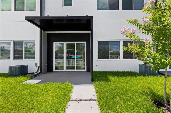 2608 W Columbus Dr in Tampa, FL - Building Photo - Building Photo