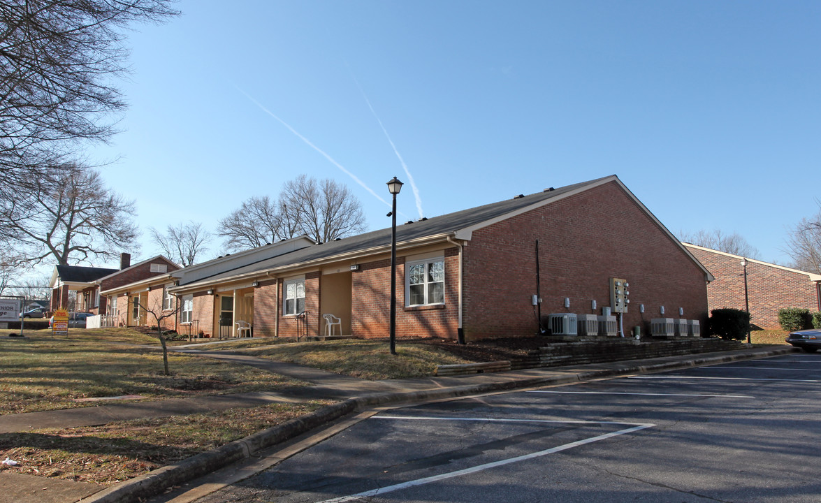 Lions Senior Village in Shelby, NC - Foto de edificio