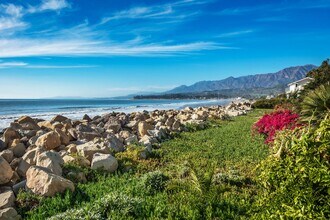 875 Sand Point Rd in Carpinteria, CA - Building Photo - Building Photo