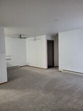 1371 Cunat Ct in Lake In The Hills, IL - Foto de edificio - Building Photo