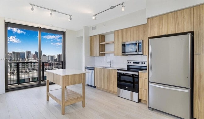 555 NE 8th St, Unit 2202 in Fort Lauderdale, FL - Building Photo - Building Photo