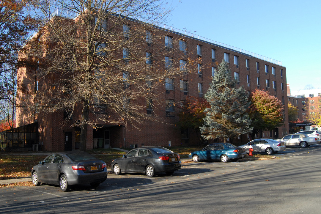 Esther Gitlow Towers Senior in Suffern, NY - Foto de edificio