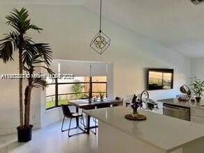 10131 NW 13th St in Plantation, FL - Foto de edificio - Building Photo