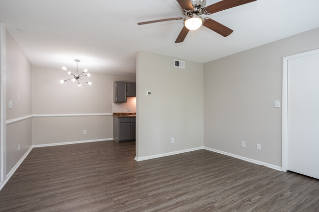 Oakridge Apartments in Fayetteville, NC - Building Photo - Interior Photo