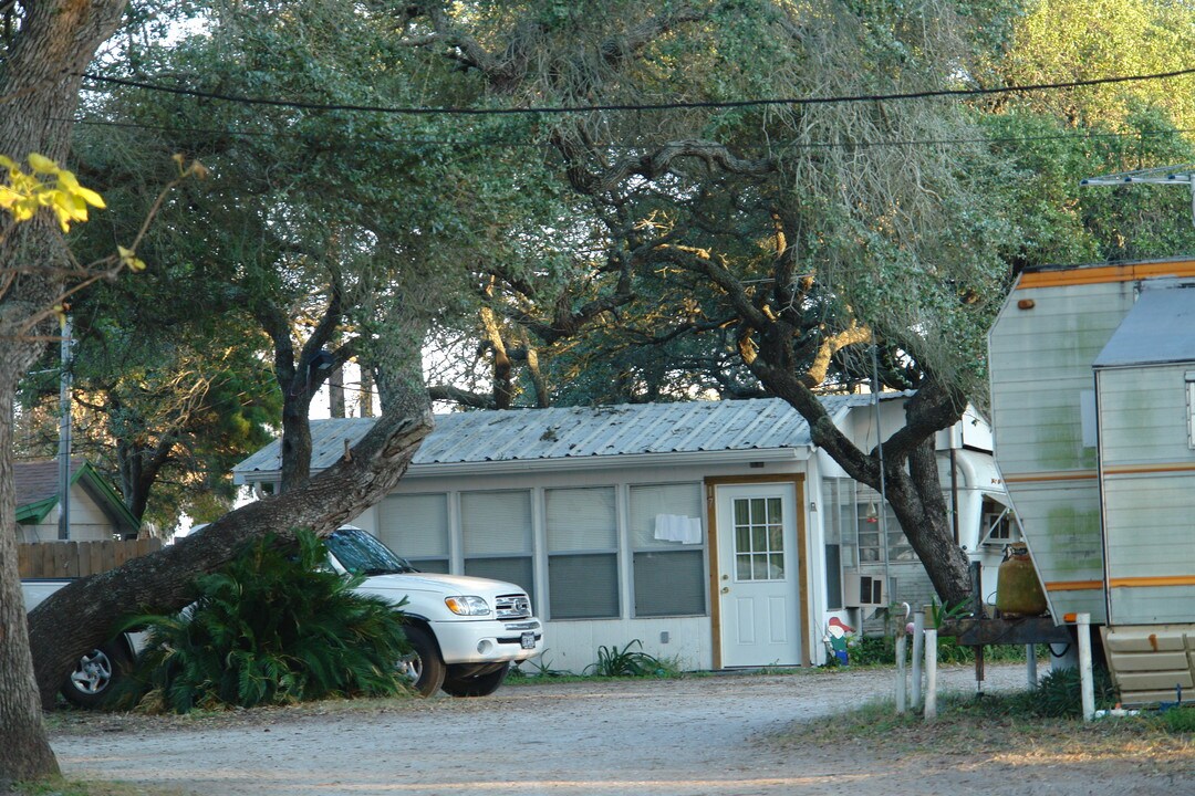 Shamrock Trailer Park in Aransas Pass, TX - Foto de edificio