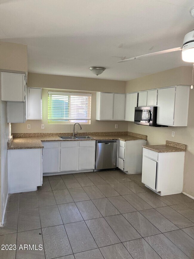 3150 E Cicero St, Unit 201 in Mesa, AZ - Building Photo - Building Photo