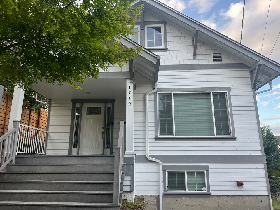 1710 S Waite St in Seattle, WA - Building Photo