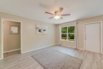 8711 Bridgeport Dr in Austin, TX - Foto de edificio - Building Photo