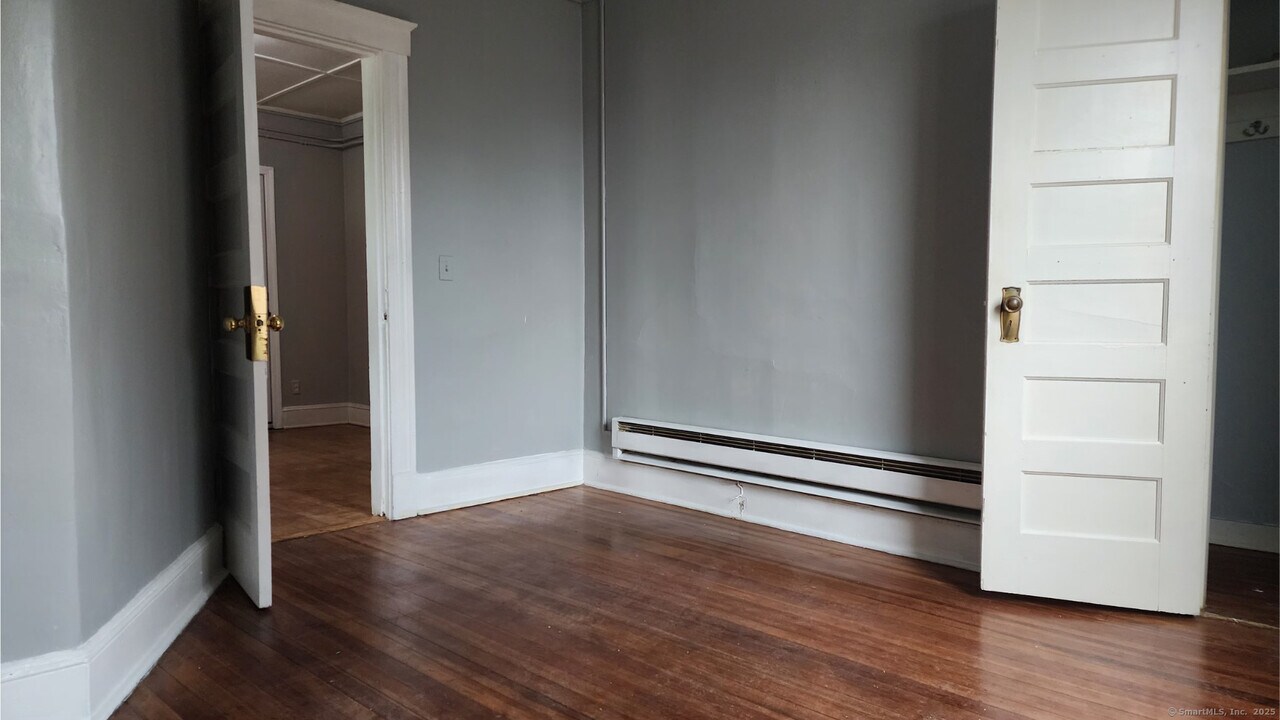 218 West St in Bristol, CT - Building Photo