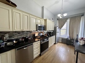 686 Parker St, Unit 1 Apartamentos