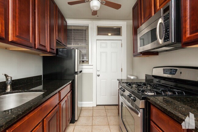 551 W Surf St, Unit #3W in Chicago, IL - Foto de edificio - Building Photo