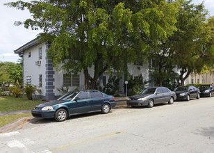 251 Madeira Ave in Coral Gables, FL - Foto de edificio - Building Photo