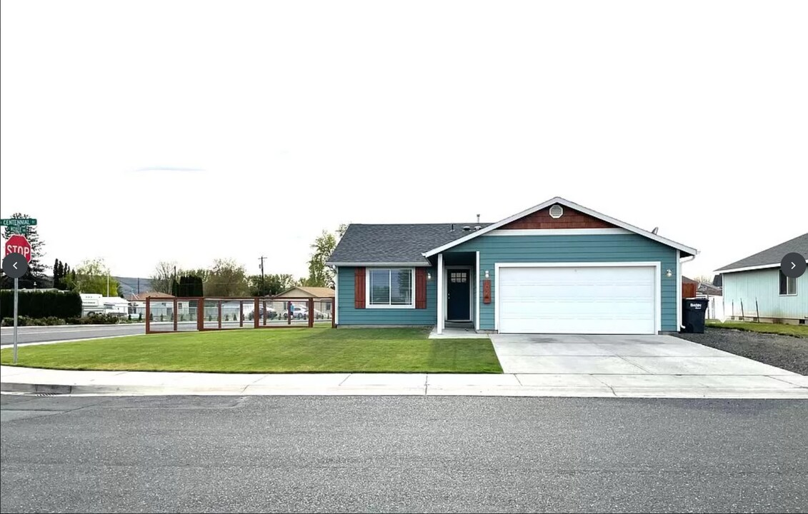 102 N Centennial St in Moxee, WA - Building Photo