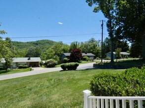 2 W Maple Dr in Asheville, NC - Building Photo - Building Photo