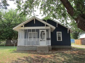 313 N Indiana St in Weatherford, OK - Building Photo