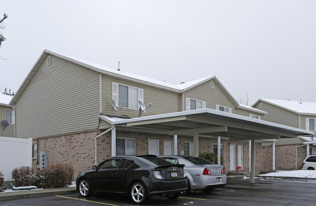 Maple Meadow Apartments in Layton, UT - Foto de edificio - Building Photo