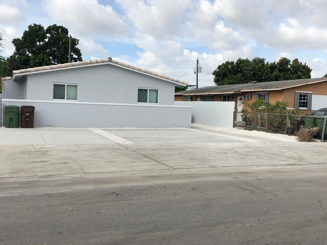 52 E 17th St in Hialeah, FL - Building Photo - Building Photo