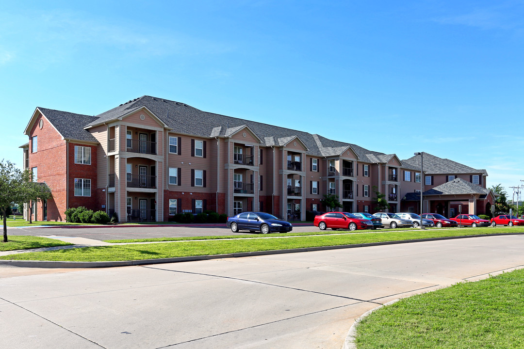 Landings at Pebble Creek in Mustang, OK - Building Photo