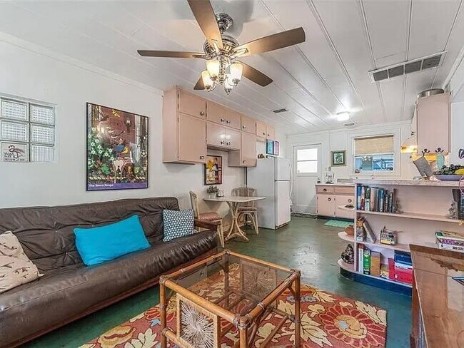 1604 58th St S, Unit E in Gulfport, FL - Building Photo - Building Photo