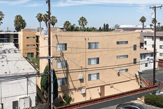 Elm Square Apartments in Long Beach, CA - Building Photo - Building Photo