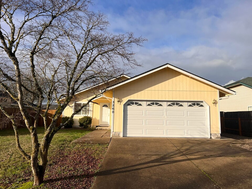 3260 Quail Pl in Lebanon, OR - Building Photo