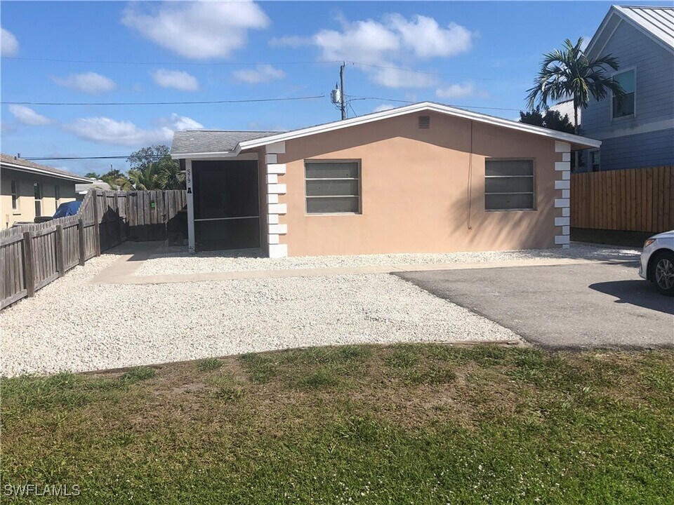 579 91st Ave N in Naples, FL - Foto de edificio